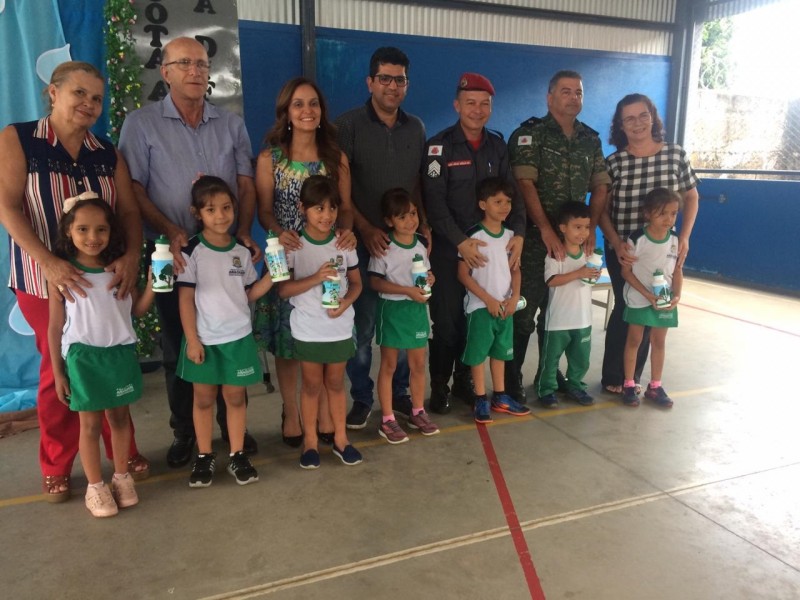 Prefeitura de Araguari faz entrega de garrafinhas de água à alunos da Rede Municipal