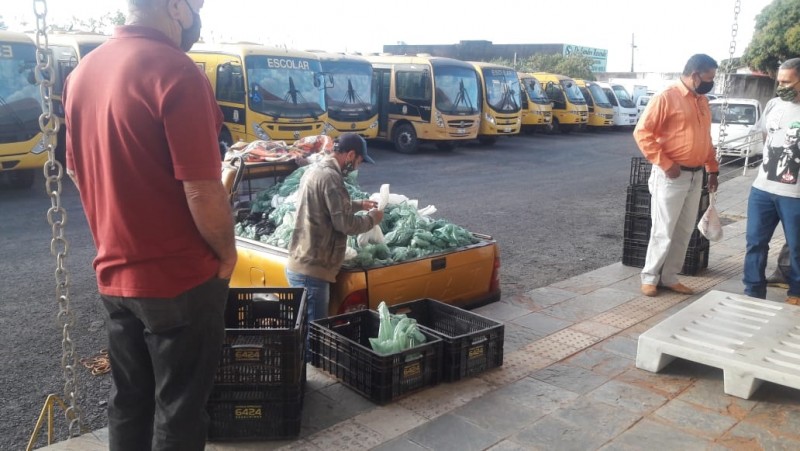 Prefeitura entrega kits de alimentação para alunos da rede municipal de ensino