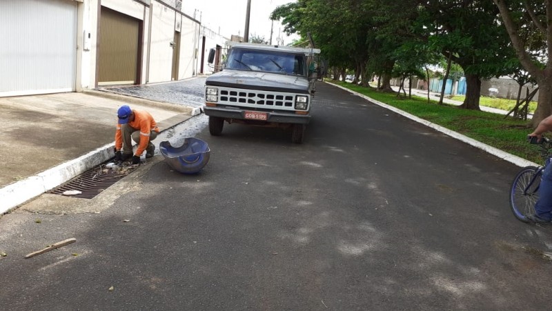 Prefeitura mantém serviços de limpeza de bueiros na vias públicas