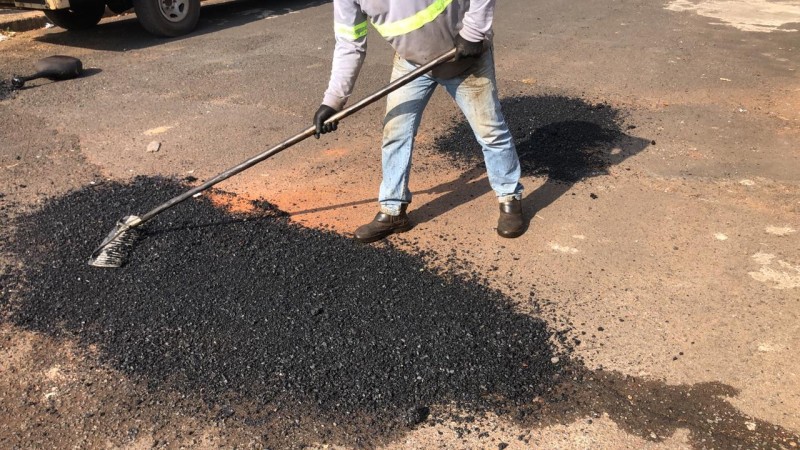 A Prefeitura de Araguari informa sobre a operação tapa-buracos realizada nesta terça-feira (16)