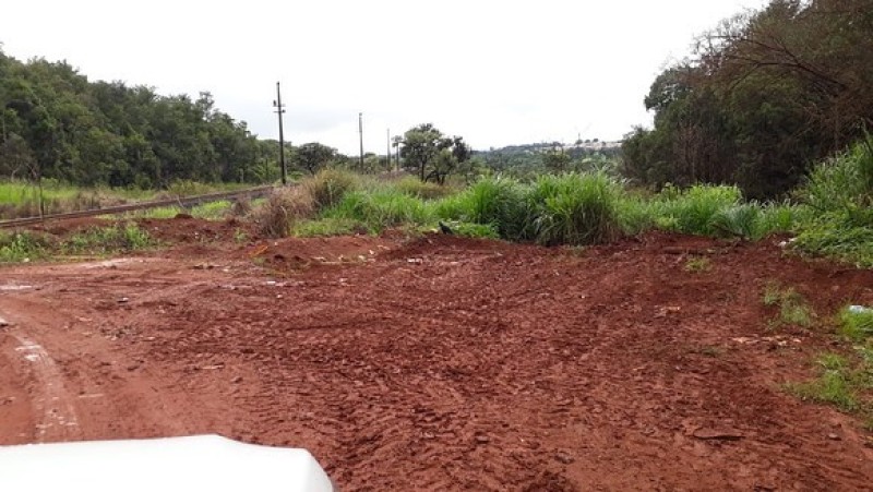 Secretaria de Serviços Urbanos atua na limpeza da área às margens da linha férrea