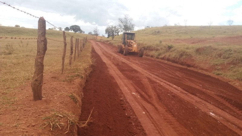 Secretaria de Obras inicia a semana com várias frentes de trabalho na zona rural