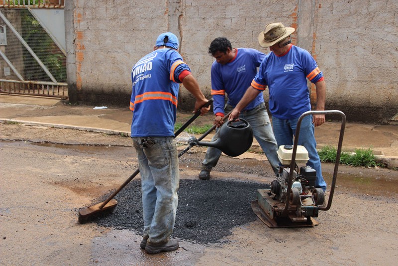 Operação Tapa Buracos acontece diariamente em Araguari