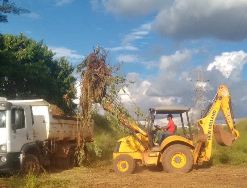 Prefeitura de Araguari trabalha com limpeza em vários logradouros públicos