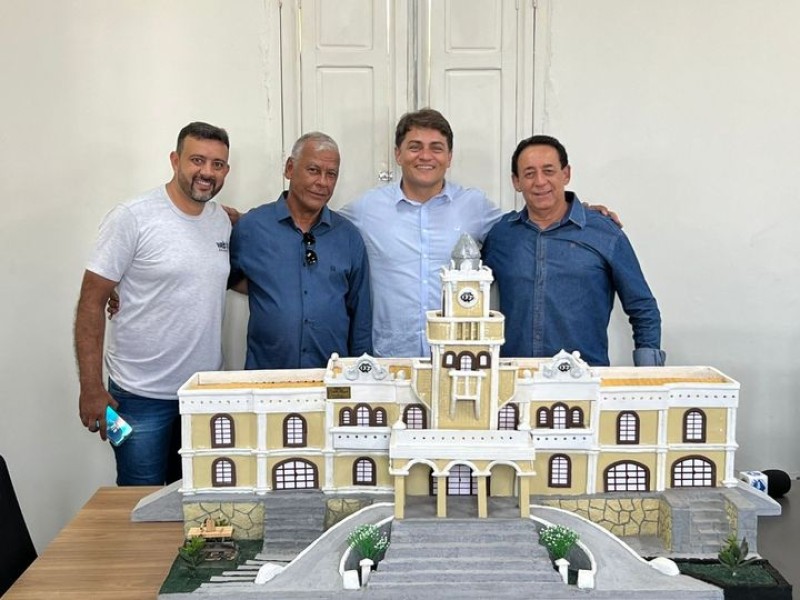 Prefeito Renato Carvalho recebe visita de Artista Plástico e ex-Ferroviário