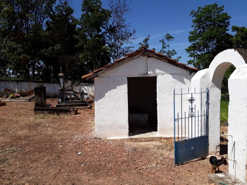 Prefeitura realizou operação de limpeza nos cemitérios de Amanhece e Florestina