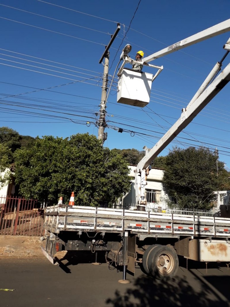 Prefeitura de Araguari continua o trabalho de manutenção da iluminação pública