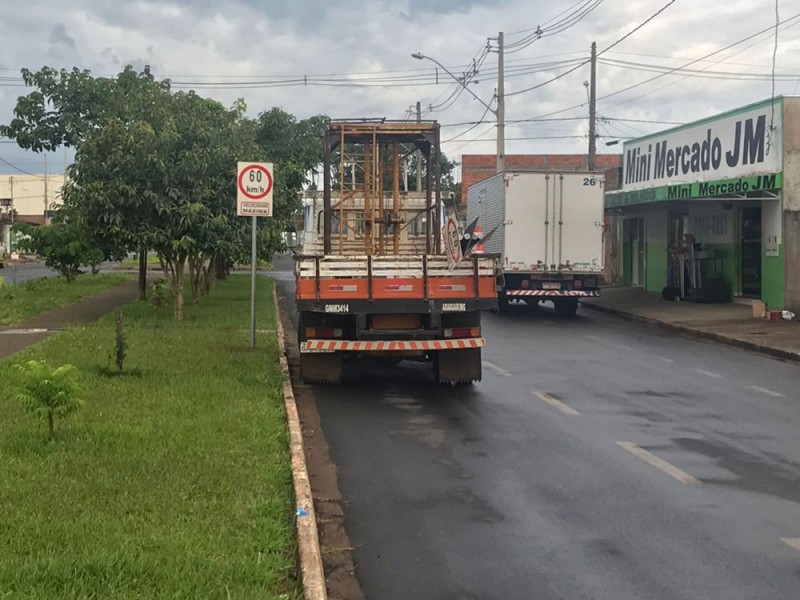 Prefeitura de Araguari implanta novas placas de sinalização na Avenida Brasil