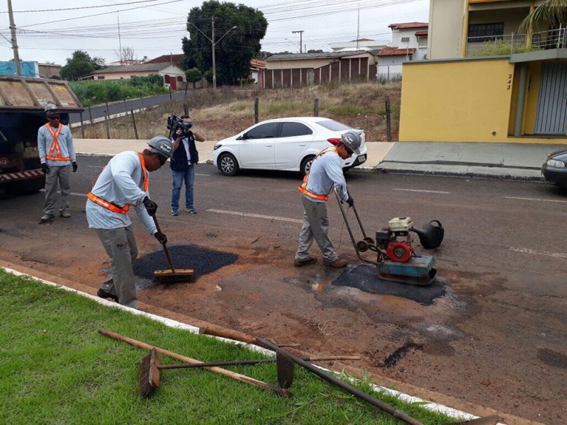 Operação tapa buracos continua em Araguari