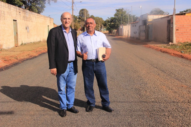 Prefeito Marcos Coelho visita obras de asfaltamento no bairro Vieno