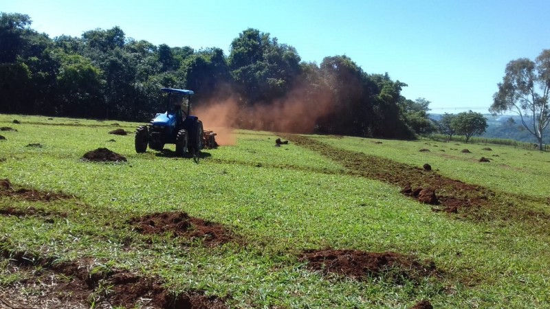 Secretaria de Agricultura após período chuvoso retorna com o serviço de gradagem do solo para produtores rurais