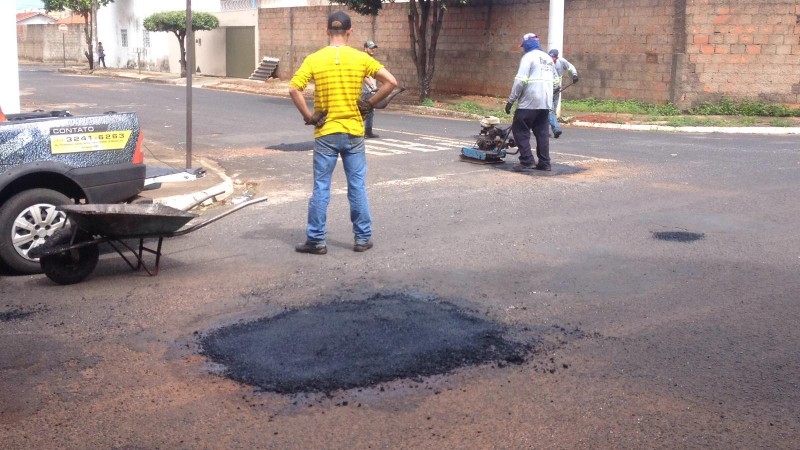 Prefeitura de Araguari informa sobre os serviços da Operação tapa-buracos na cidade