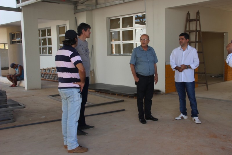 Prefeito de Araguari e equipe da Secretaria de Educação visitam obras de escolas