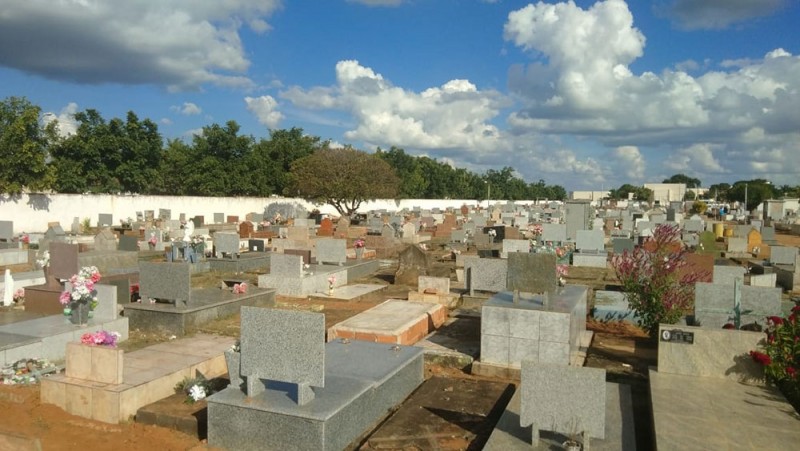 Cemitérios do município recebem limpeza para o Dia das Mães