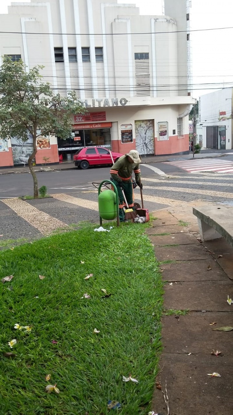 Prefeitura inicia a semana com várias frentes de limpeza em diversos pontos da cidade