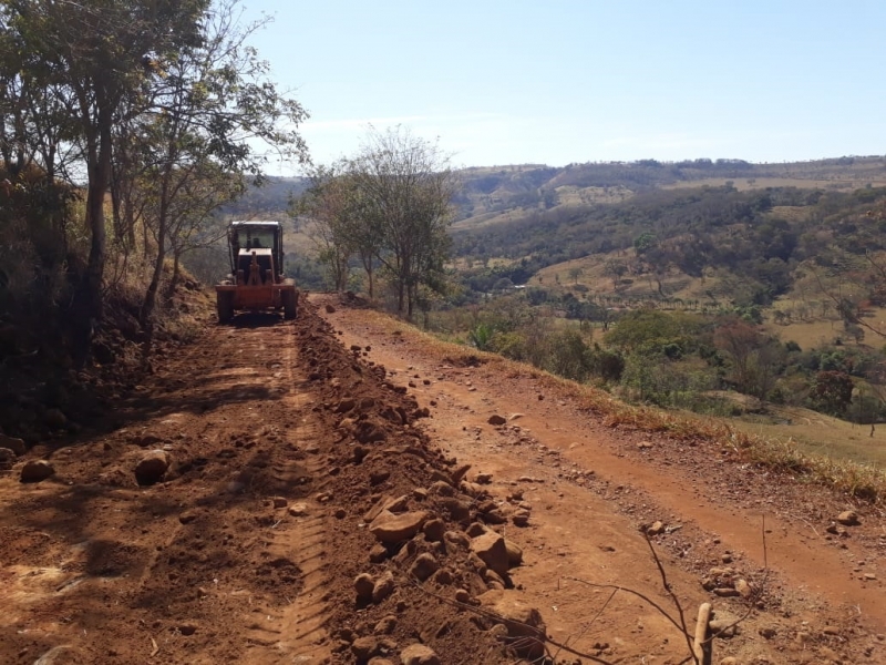 Secretaria de Obras inicia a semana com cinco equipes na manutenção das estradas rurais de Araguari