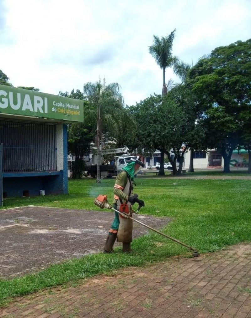 Prefeitura de Araguari amplia serviços de limpezas nas praças do município