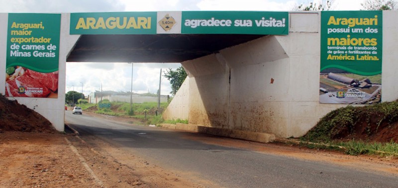 Viaduto recebe placas de boas-vindas na rodovia MG-223