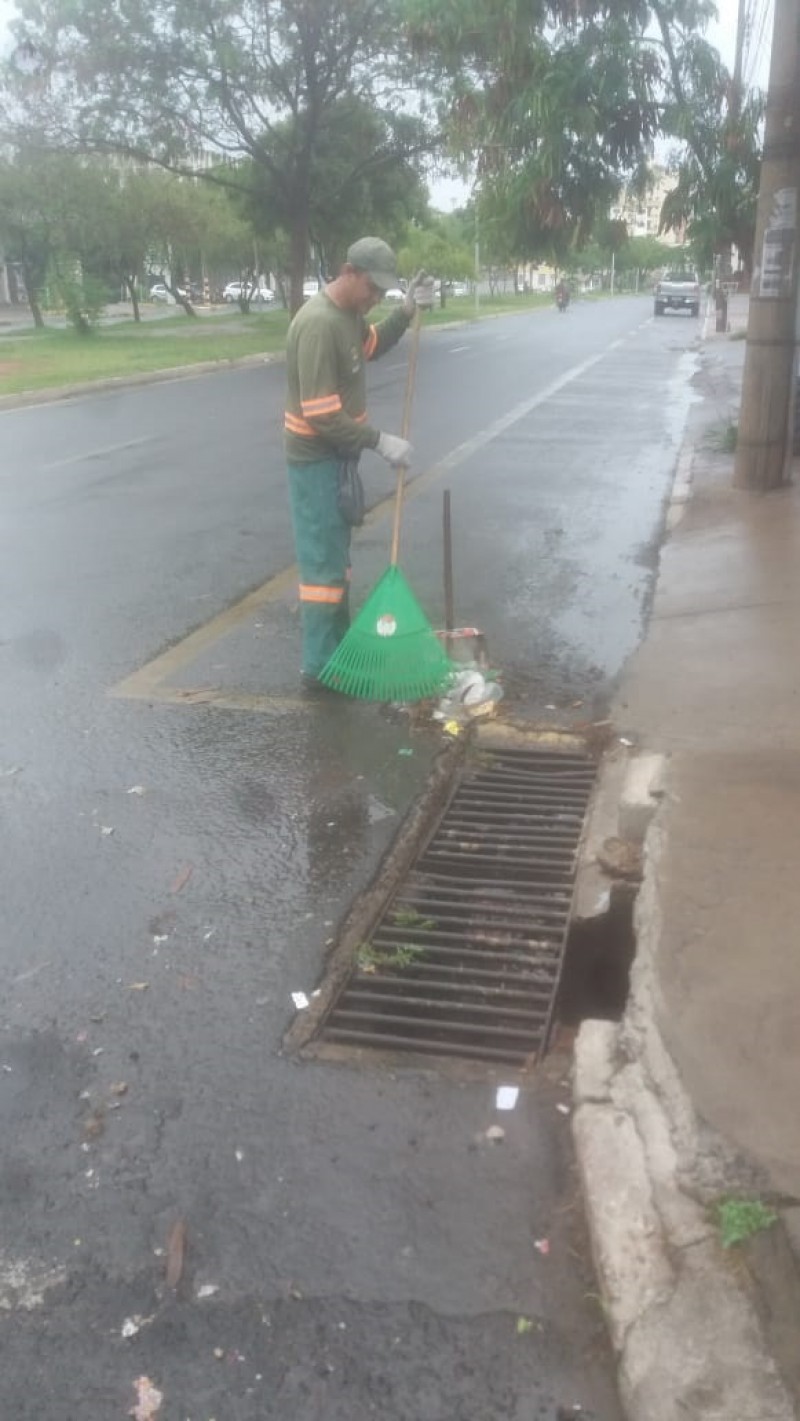 Prefeitura realiza limpeza nos bueiros da Praça do Rosário