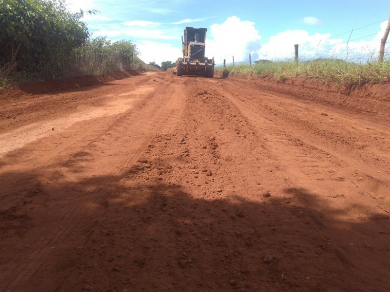 Secretaria de Obras realiza manutenção nas estradas em diferentes regiões rurais do município