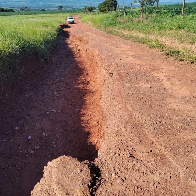 As fortes chuvas que atingiram a cidade de Araguari no último domingo, 14, desencadearam alguns danos significativos na zona rural do município. O volume de aproximadamente 150 mm de água, provocou uma grande erosão na estrada de acesso à região da Folha 