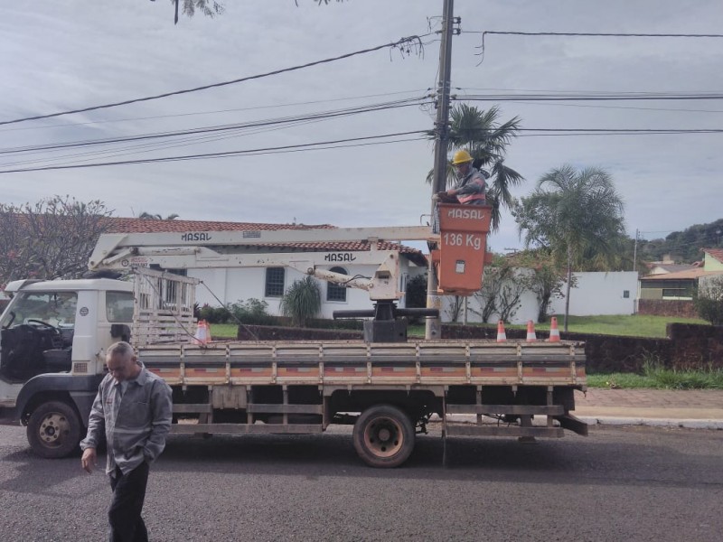 Prefeitura realiza troca de lâmpadas queimadas nas ruas do município