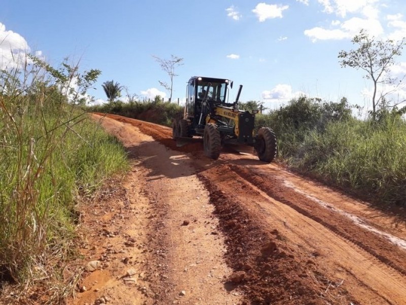 Prefeitura de Araguari intensifica manutenção de estradas em cinco regiões diferentes da zona rural