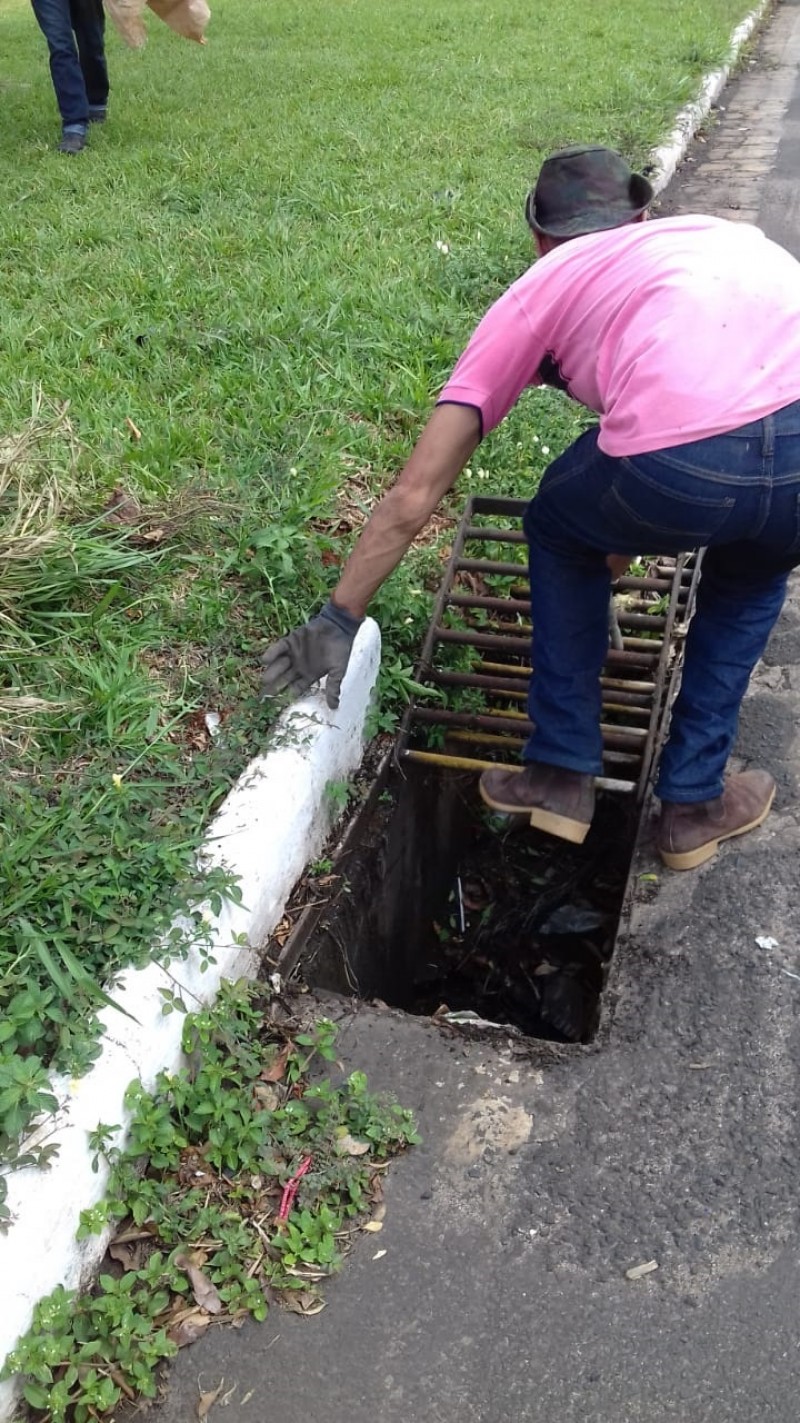 Prefeitura realiza limpeza em bueiros no município