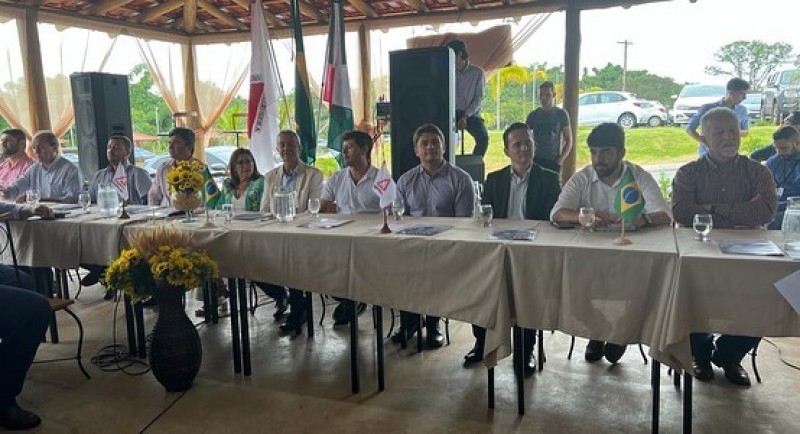 Prefeito Renato Carvalho participa da posse do novo presidente da AMVAP em Indianópolis