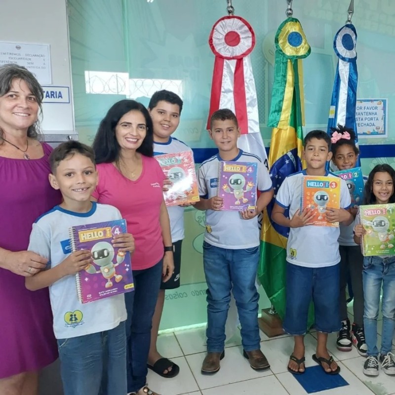 Educação de Araguari em Movimento: Educação entrega livros de inglês para Ensino Fundamental I