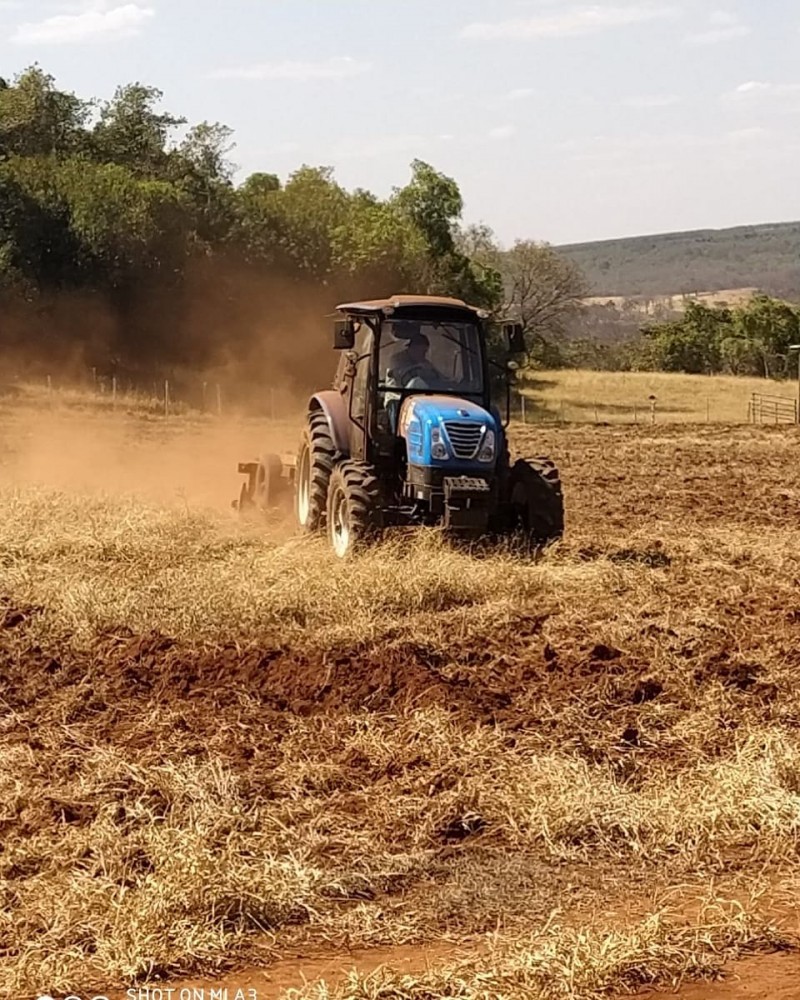 Prefeitura de Araguari realiza trabalhos de aração em propriedades rurais