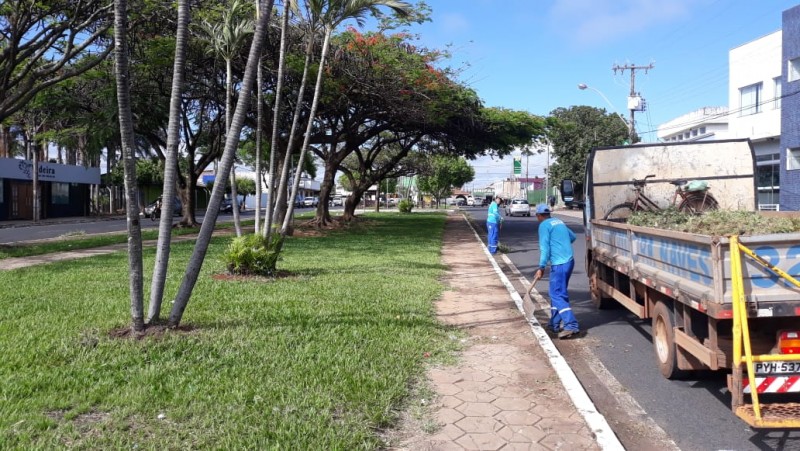 Prefeitura realiza serviços de limpeza nos canteiros das avenidas