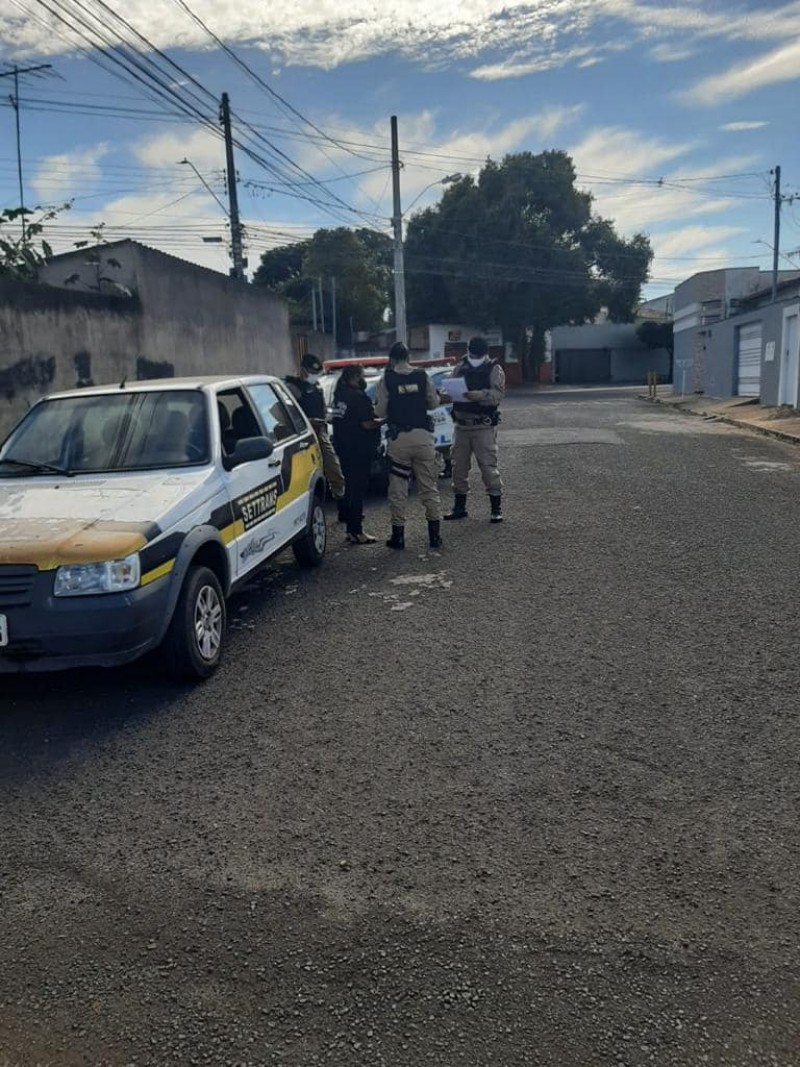 SETTRANS cumpre lei retirando veículos em situação de abandono de locais públicos