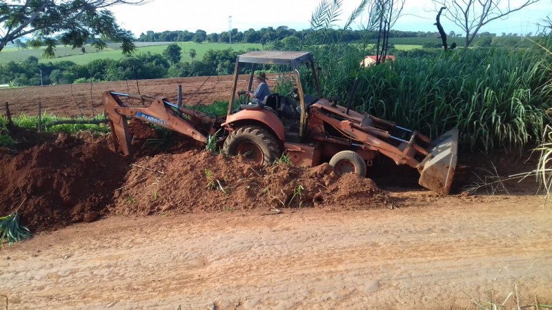 Secretaria de Agricultura inicia limpeza de caixas de contenção na zona rural de Araguari