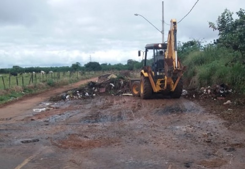 Secretaria de Serviços Urbanos realiza limpeza em terreno usado indevidamente como local de descarte de entulhos e lixo