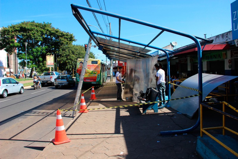 Abrigo para os usuários de ônibus no Mercado Municipal recebe manutenção e cobertura