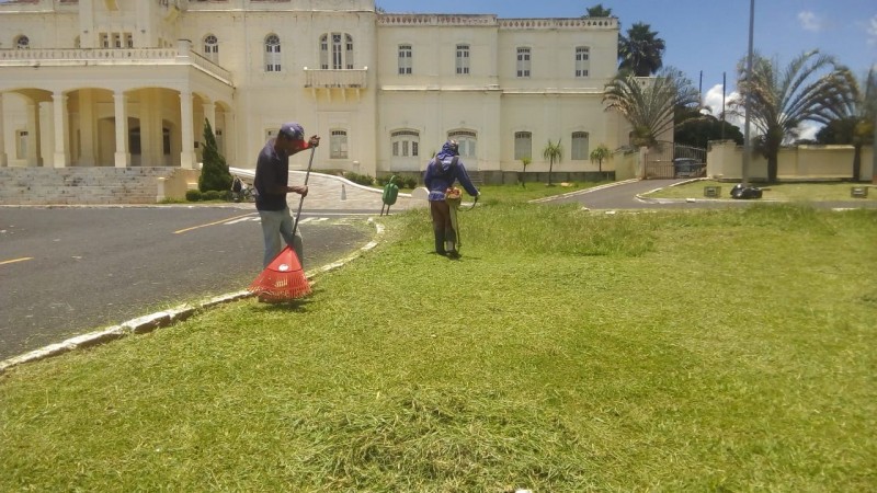 Prefeitura inicia a semana com intensificação da limpeza pública no município.