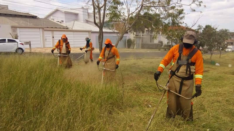 Avenidas seguem recebendo limpeza e varrição