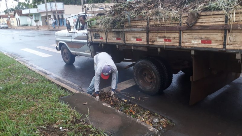 Limpeza das vias após chuvas fortes em Araguari é realizada na tarde de hoje (12)