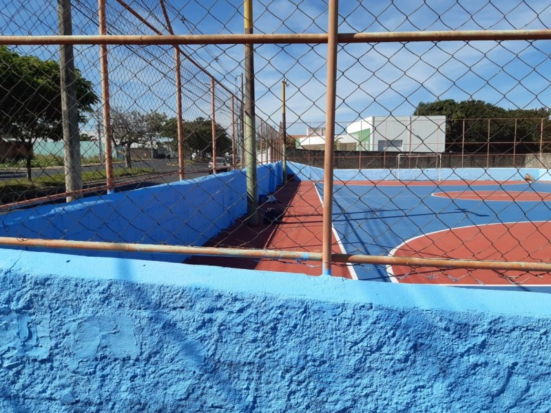 Secretaria de Esportes auxilia moradores na reforma da quadra esportiva  no Bairro Santa Helena