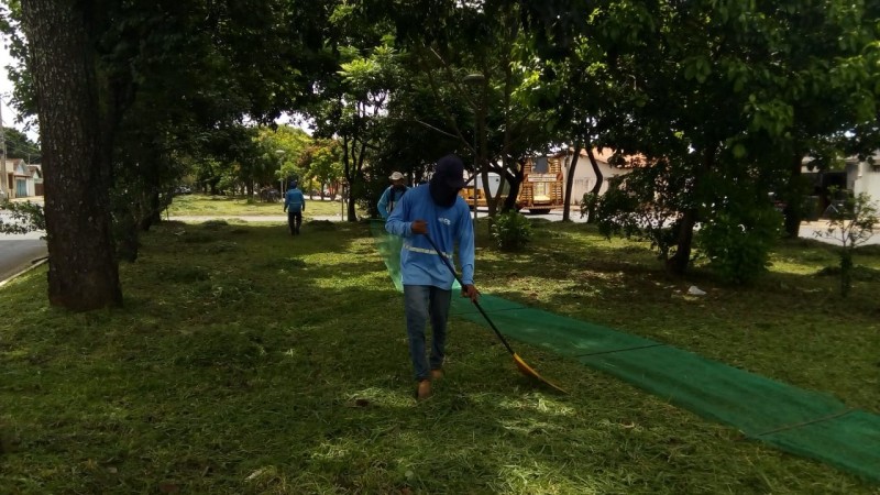 Prefeitura de Araguari encerra semana com frentes de trabalho realizando a limpeza da cidade