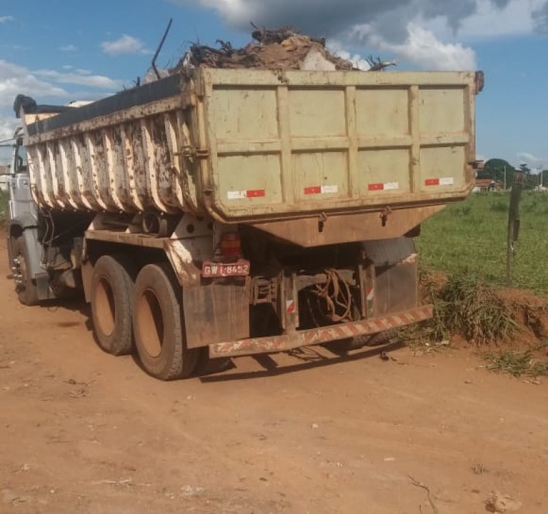 Prefeitura de Araguari refaz limpeza na estrada da Cachoeirinha após ação irresponsável de descarte de peixes