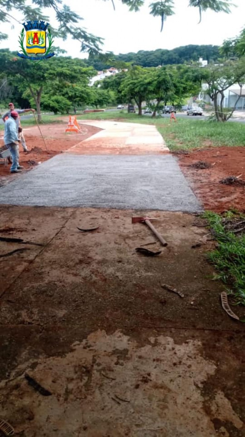 Secretaria de Obras faz ajustes em canteiro da Avenida Minas Gerais