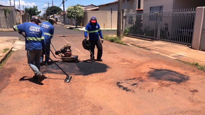  Operação tapa-buraco seguiu no dia de hoje em vários pontos da cidade