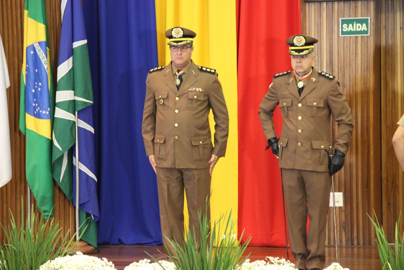 Prefeito de Araguari recebe da Policia Militar de Minas Gerais Diploma de Colaborador Benemérito