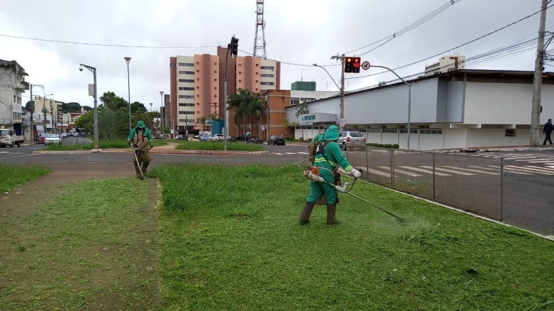 Semana inicia com várias frentes de trabalho nas ruas, avenidas e praças da cidade