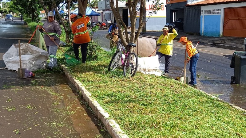 Serviços de limpeza ocorrem em vários pontos do município 