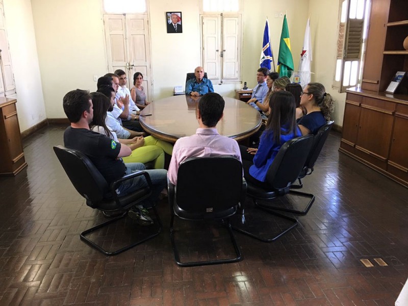 ​Prefeito de Araguari recebe Procuradores do Município em seu gabinete 