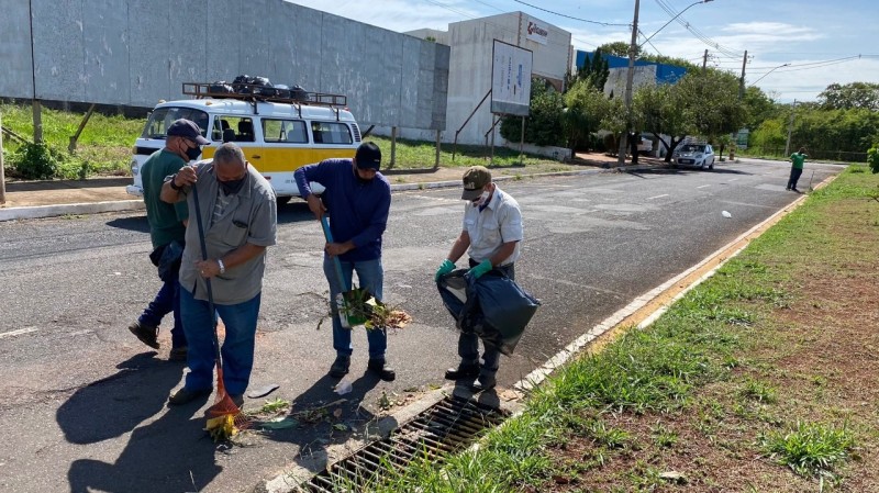 Ruas e avenidas passam por limpeza após chuva forte que atingiu o município