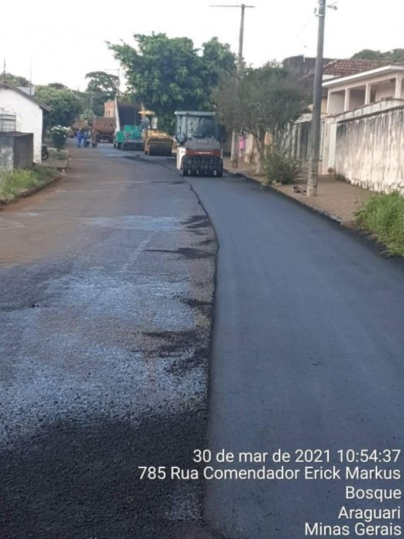 A Secretaria de Obras realiza recapeamento nas ruas: Inhambus, Caiapos e Paulino Abdala, localizadas no bairro Bosque.